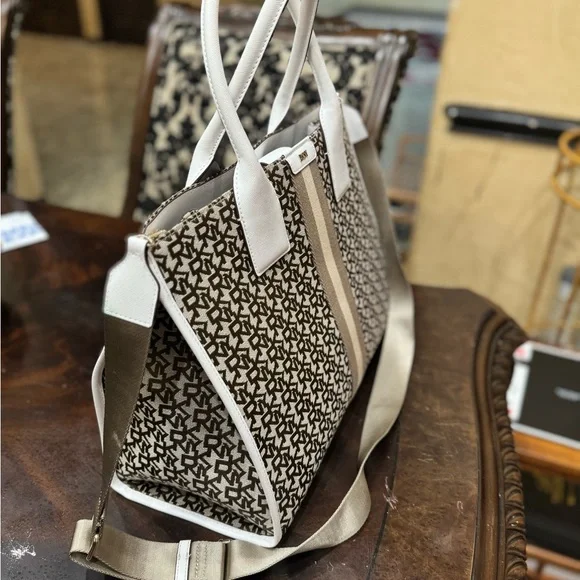 NWT DKNY Carlita LG Book Tote Handbag $228 Retail Price DEFECTIVE CLASP - Picture 2 of 8
